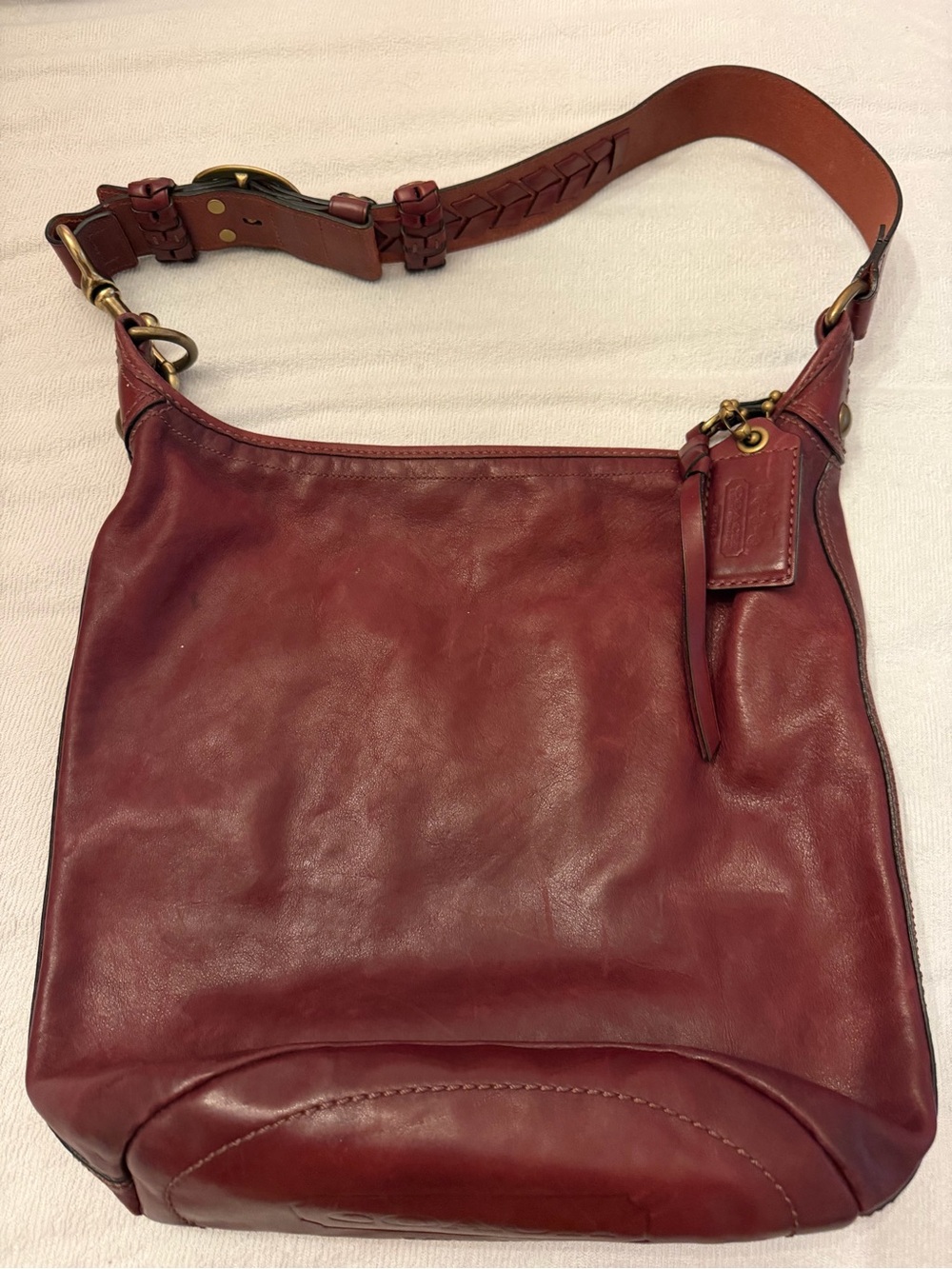 Vintage Coach bucket bag. Wine Leather Shoulder Bag with Brass Hardware - Picture 2 of 7